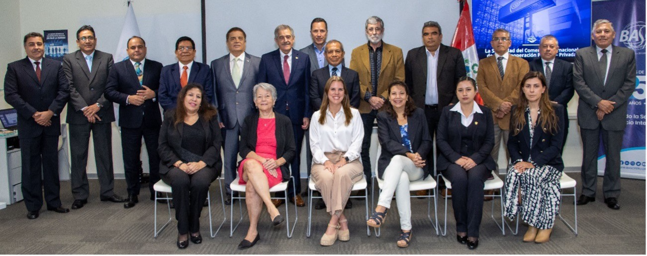 El Sr. Fermín Cuza acompañado por representantes del Consejo Directivo del Capítulo BASC Perú y de organizaciones afines al comercio internacional, con quienes mantenemos convenios de cooperación.