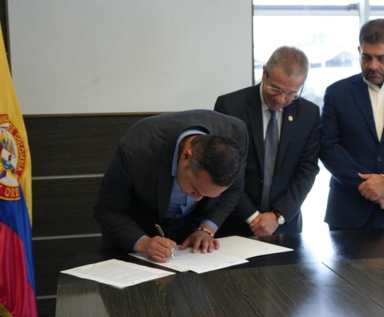 Momentos en que el Superintendente el Sr. Sneyder Alfonso Manzur Arrieta firma convenio con BASC Colombia