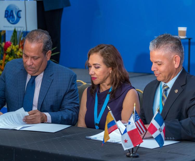 En la foto: Los Sres. Nelson Brens Castillo; Presidente de ASAPRA, Katya López; Vicepresidenta de la Región Andina – ASAPRA; y Erik Moncayo; Presidente Internacional de World BASC Organization, durante la firma del Memorando de Entendimiento (MOU) entre ambas organizaciones.