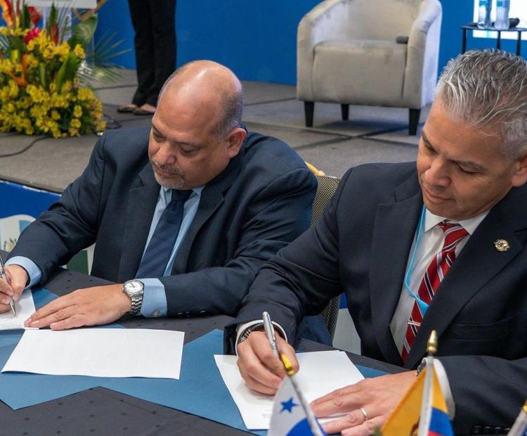 En la foto: Los Sres. Luis Hernández; Presidente de AHACI y Erik Moncayo; Presidente Internacional de World BASC Organization, durante la firma del Memorando de Entendimiento (MOU) entre ambas organizaciones.