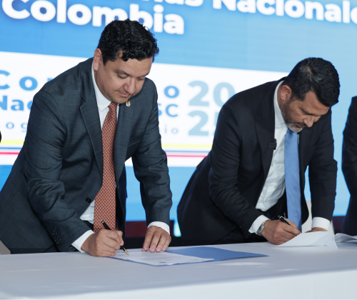 Momentos durante la firma del Convenio de Cooperación entre la DIAN y BASC Colombia. Firmantes: Oscar Sánchez. presidente de la Junta Directiva de BASC Colombia y de WBO; Luis Eduardo Llinás, director (e) de la DIAN