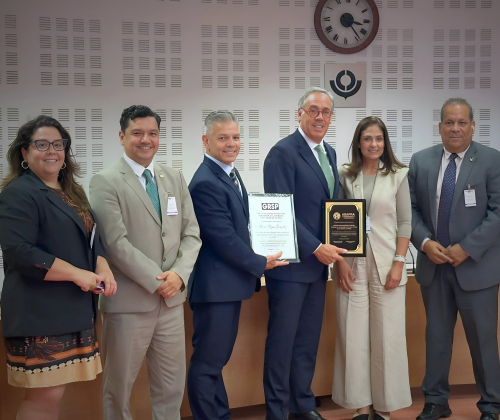 De izquierda a derecha: Patricia Masella, presidenta AMECOMEX; Oscar Sánchez, presidente Junta Directiva WBO; Erik Moncayo, presidente internacional WBO; Alfonso Rojas, representante de ASAPRA/CARGODEC; Suzanne Lemaitre, directora ejecutiva WBO; y Nelson Brens, presidente ASAPRA.