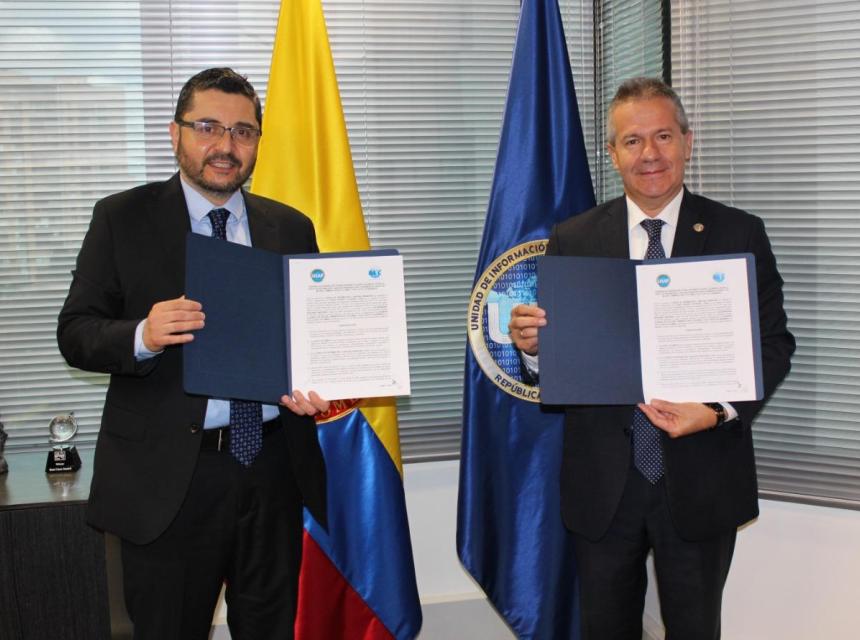 En la foto, los Sres. Javier Gutiérrez López, director de la UIAF y Luis Bernardo Benjumea, director ejecutivo de BASC Colombia, durante la ceremonia de firmas.