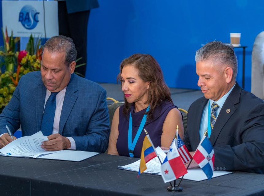 En la foto: Los Sres. Nelson Brens Castillo; Presidente de ASAPRA, Katya López; Vicepresidenta de la Región Andina – ASAPRA; y Erik Moncayo; Presidente Internacional de World BASC Organization, durante la firma del Memorando de Entendimiento (MOU) entre ambas organizaciones.