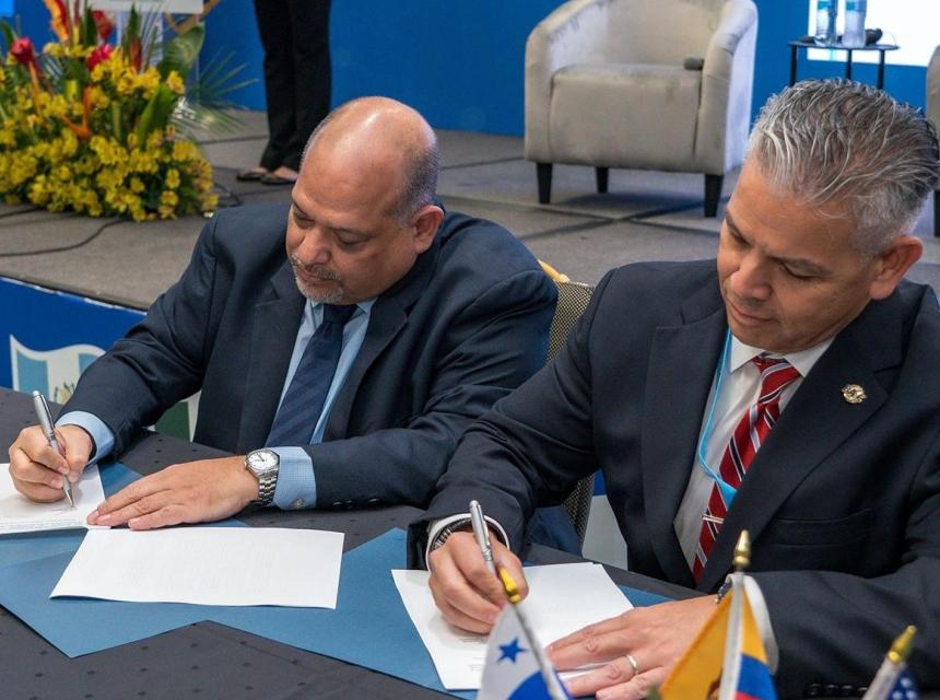 En la foto: Los Sres. Luis Hernández; Presidente de AHACI y Erik Moncayo; Presidente Internacional de World BASC Organization, durante la firma del Memorando de Entendimiento (MOU) entre ambas organizaciones.